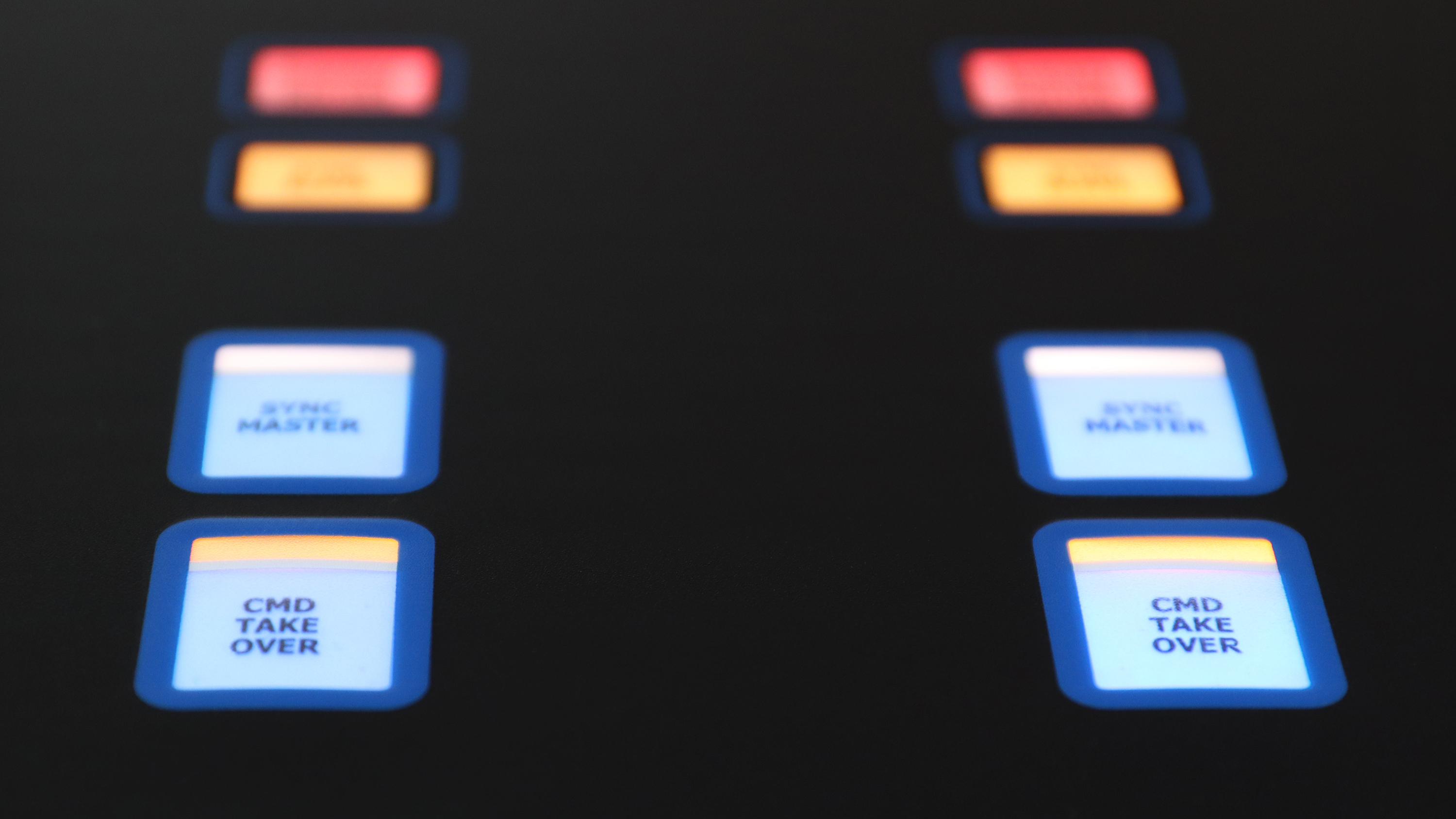 Das Bild zeigt einen Ausschnitt eines Fahrhebelpaneels mit vier beleuchteten Tastern und 4 beleuchteten Leuchtfeldern